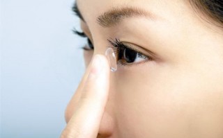 戴隐形眼镜要配什么东西，戴隐形眼镜要配什么东西好