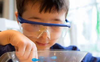 隐形眼镜掉眼睛里怎么办，隐形眼镜对眼睛有什么危害