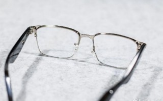 棕色眼镜片叫什么，棕色眼镜片叫什么名字